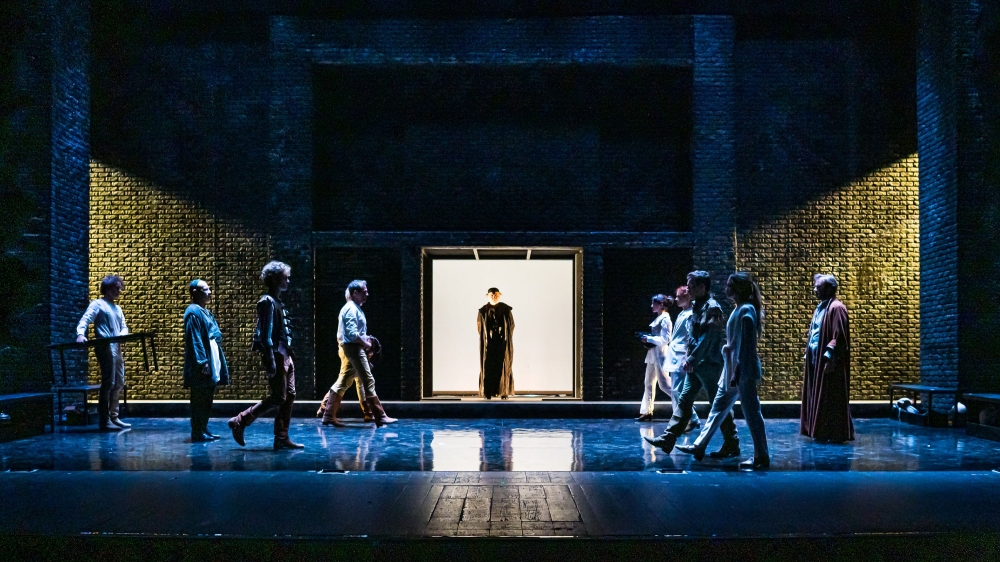 Shakespeare in scena: Il Mercante di Venezia al Teatro Manzoni, un'esperienza teatrale da non perdere.