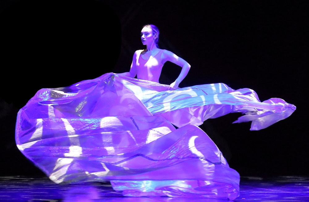 Gli illusionisti della Danza incantano il Teatro Manzoni di Milano con H₂OMIX