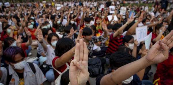 Le proteste studentesche divampano in tutta la Thailandia